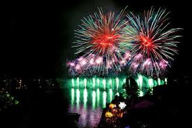 Fuochi d'artificio sull'acqua