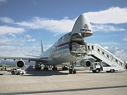 Cargolux B747–400F rakodás közben