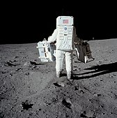 Aldrin az Apolló műszereit cipeli felállítási helyükre a Holdon