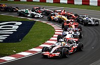 A 2008-as világbajnok Lewis Hamilton vezeti a kanadai nagydíjat Robert Kubica, Kimi Räikkönen, Nico Rosberg, Fernando Alonso és Felipe Massa előtt