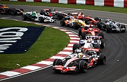 A 2008-as világbajnok Lewis Hamilton vezeti a kanadai nagydíjat Robert Kubica, Kimi Räikkönen, Nico Rosberg, Fernando Alonso és Felipe Massa előtt