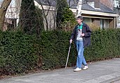 Fehér botot használó férfi