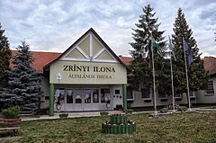 Az általános iskola 1991-ben átadott homlokzati szárnya