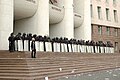 Rohamrendőrök őrzik a parlament bejáratát