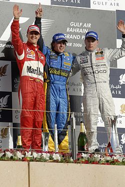 A 2006-os év bajnoka Fernando Alonso, a második Michael Schumacher és az ötödik helyezett Kimi Räikkönen a 2006-os bahreini nagydíj dobogóján