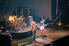 A Led Zeppelin brit rock együttes: Jimmy Page gitáros, Robert Plant énekes, John Paul Jones basszusgitáros és John Bonham dobos