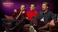 Balról jobbra: Joe Mazzello, Rami Malek és Gwilym Lee interjú közben