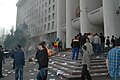 Égő bútorok és iratok a parlament lépcsőin