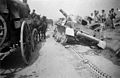 Német katonák menetelnek a Kaunas környéki harcok során megsemmisült Panzer IV harckocsi mellett.