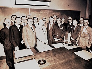 Von Braun és csapata belép a NASA-ba (a kakukktojás John B. Medaris tábornok, az ABMA katonai parancsnoka, aki nyugállományba vonult)