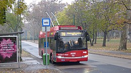 Egy 70-es trolibusz a Városligetben, úton a Kossuth Lajos tér és a metróállomás felé