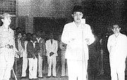 Sukarno kikiáltja Indonézia függetlenségét (1945.08.17.)