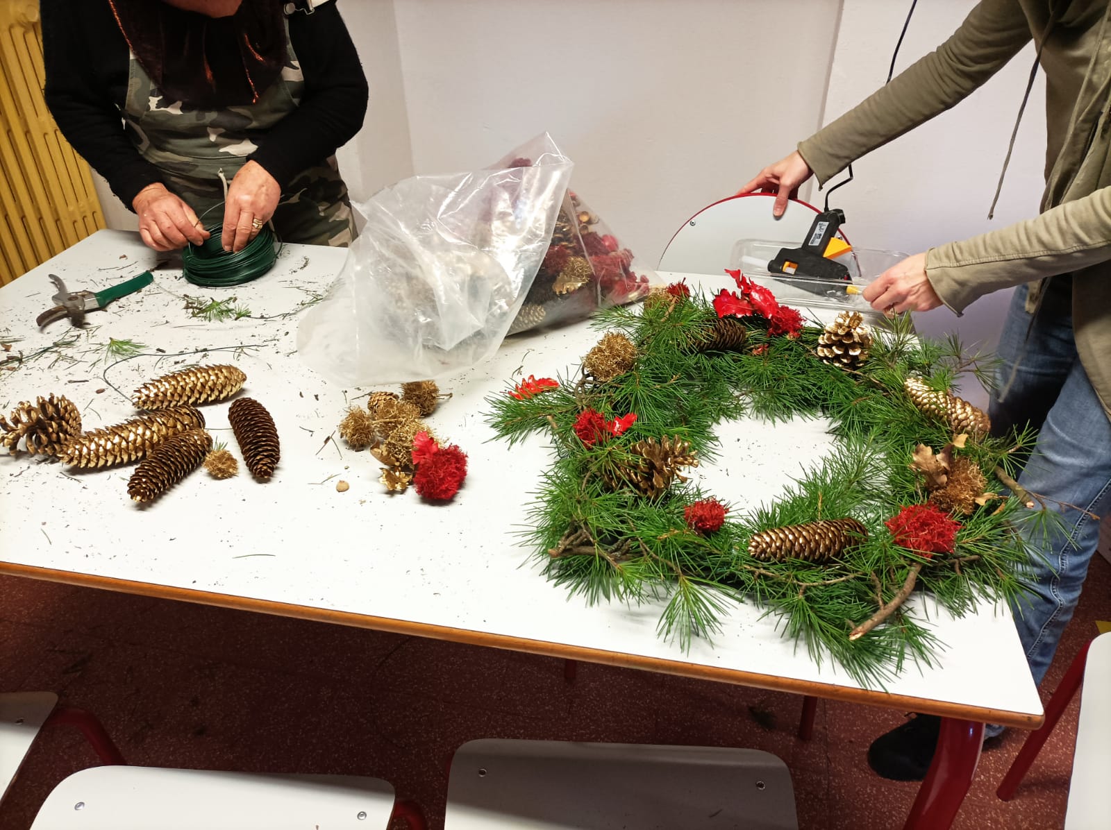 A Tole' i bambini preparano albero di Natale e gli addobbi a risparmio energetico