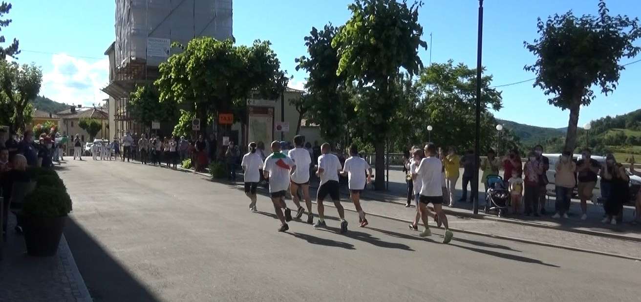 Grande festa per la prima edizione della staffetta dei due comuni da Castiglione a San Benedetto