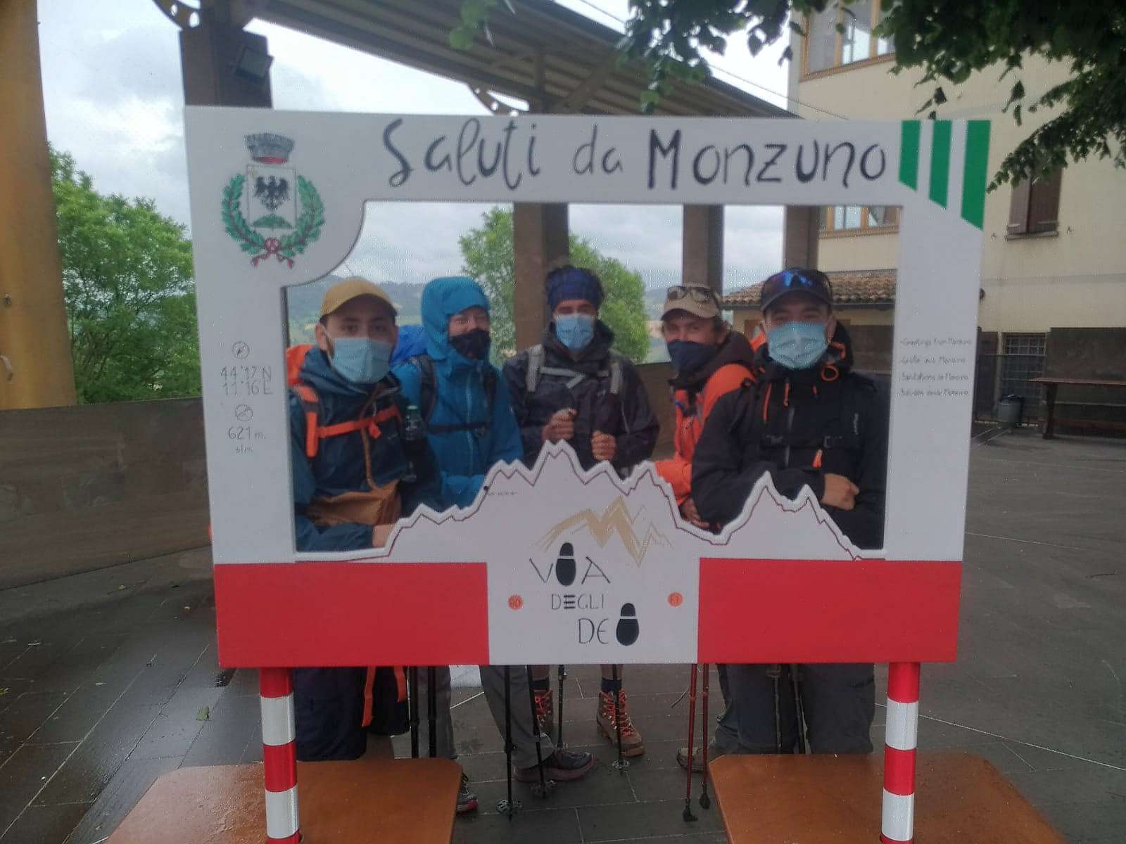 Ritornano i camminatori sulla Via degli Dei: ad accoglierli a Monzuno una maxi cartolina ricordo