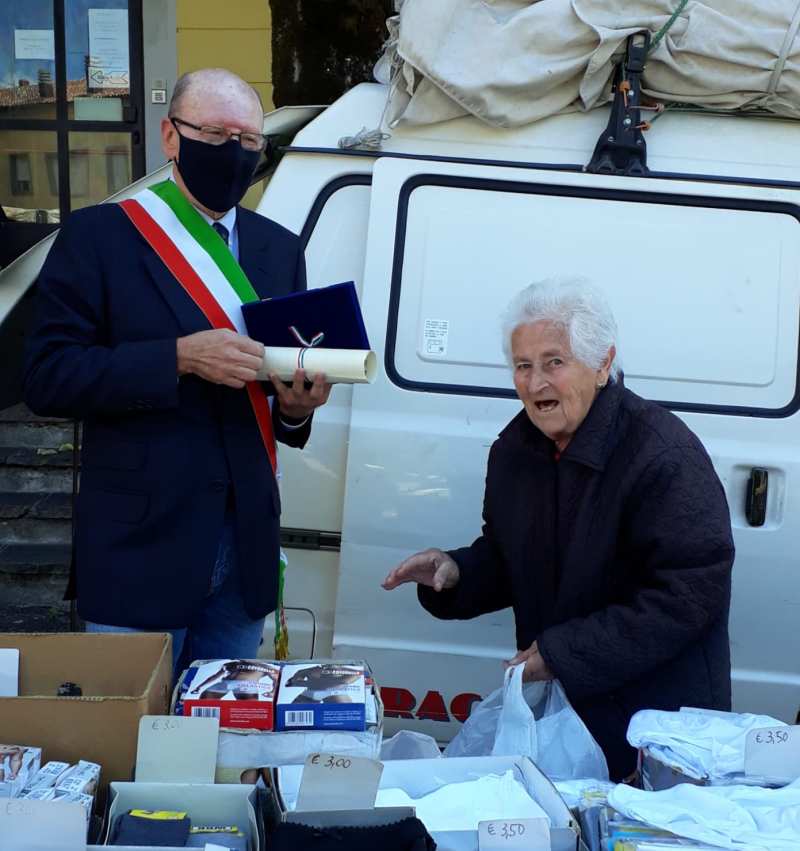 Lavora al mercato di Camugnano da 57 anni: l’amministrazione premia la signora Giovanna