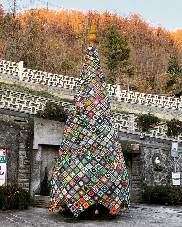 A Cereglio si inaugura il “PresiNatale”, il primo albero di Natale fatto all’uncinetto