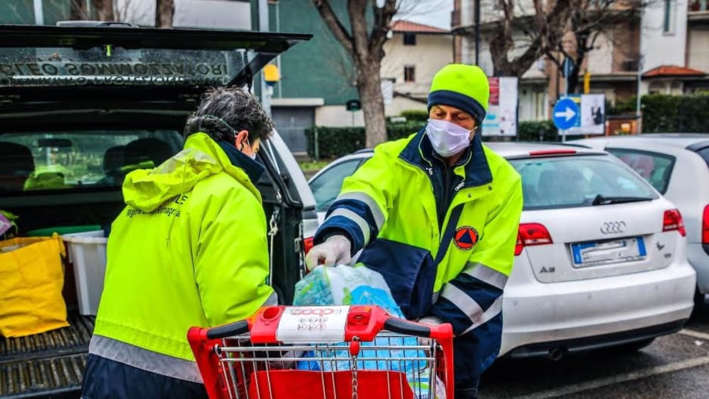 Volontari della protezione civile in aiuto alle famiglie