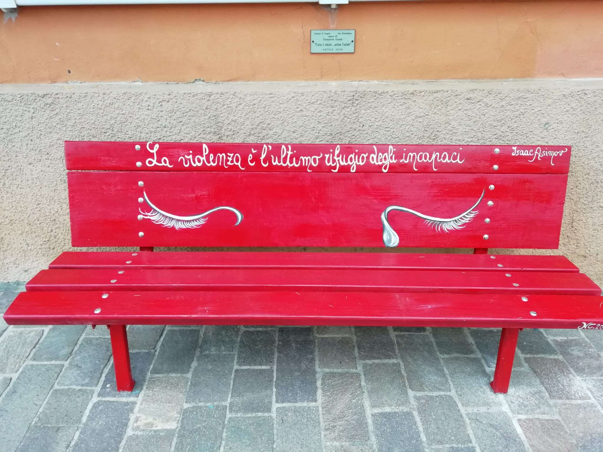 Tra le panchine di Tolè spunta quella rossa contro la violenza sulle donne