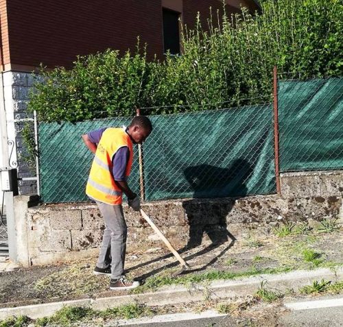 Marzabotto: migranti collaborano con il comune, un servizio per la comunità che li ospita