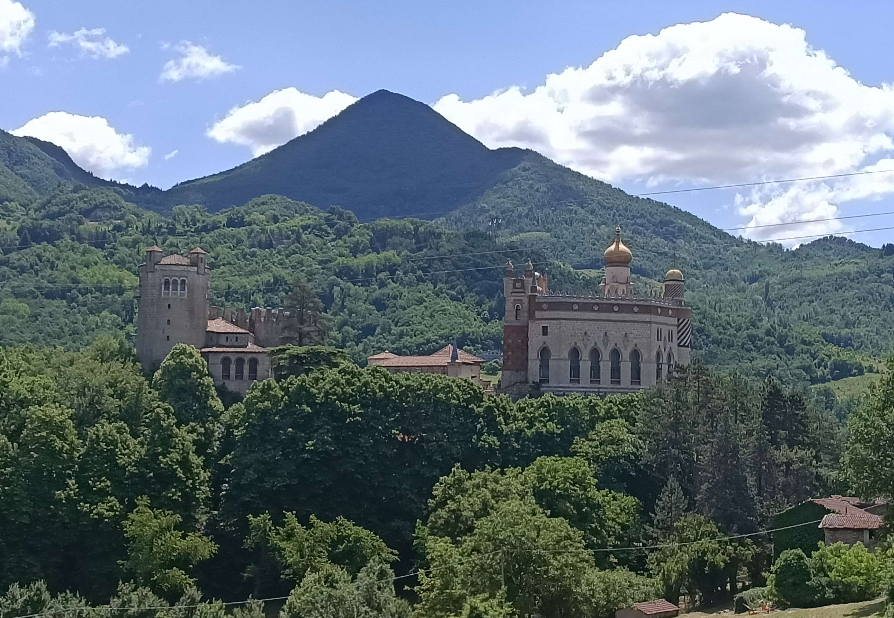 La Rocchetta Mattei svela per la prima volta il suo parco ai visitatori e fa tutto esaurito