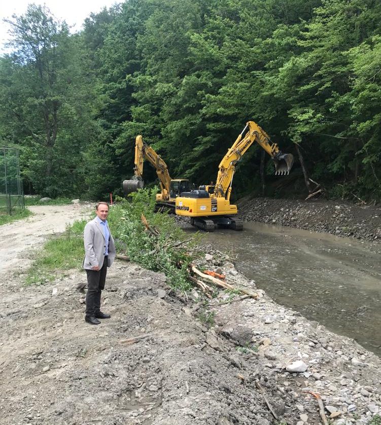 Riprendono i lavori a Castel dell’Alpi: una passerella consentirà di attraversare il lago