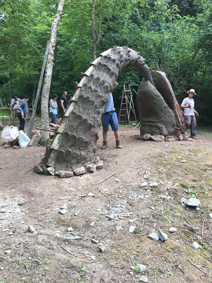 Ode alla terra: da Barcellona a Tolè alla riscoperta della scultura in paglia e terra